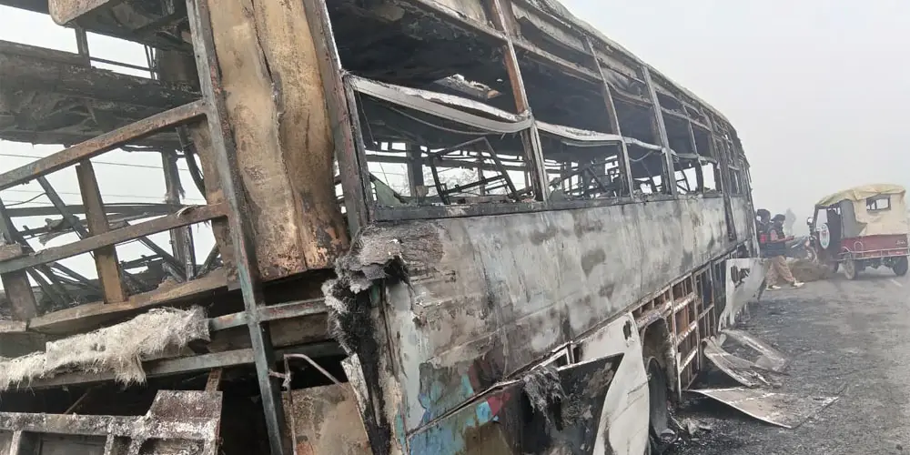 गुडिरहेकाे बसमा आगलागी हुँदा पूर्णरूपमा जलेर नष्ट