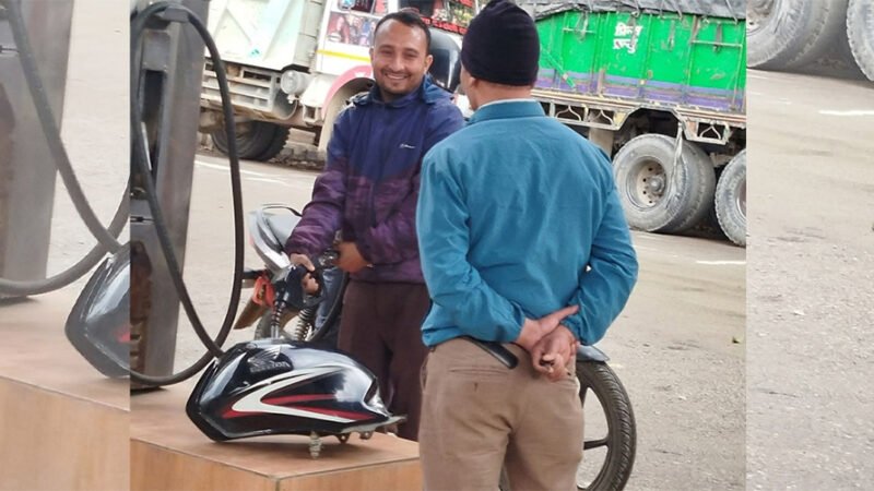 नेपालमा अनौठो घटना: एक व्यक्ति मोटरसाइकलको ट्यांकी बोकेर पेट्रोल भर्न आए